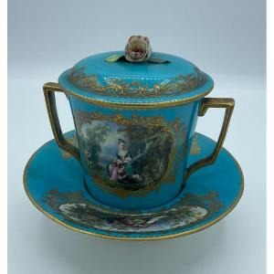 Grande Tasse Avec Couvercle Et Soucoupe Profonde En Porcelaine De Sèvres,xixe Siècle