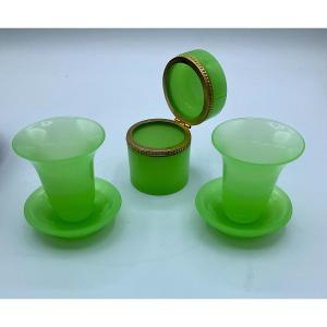 Boîte Ancienne En Verre Opalin Français Et 2 Petits Vases Avec Plats En Vert Lime