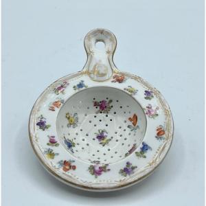 Passoire En Porcelaine De Dresde, Peinte De Fleurs, Vers 1900