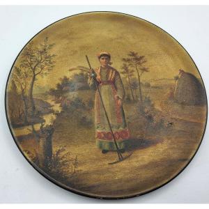 XIX Assiette Ancient Laque Russe De Vishniakov Représentant Une Paysanne En Tissu Traditionne