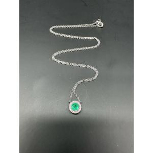 Pendentif collier en or 18k avec émeraudes et diamants.