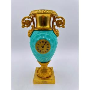 Pendule en forme de vase balustre en opaline vert-d'eau 