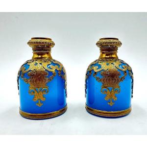Paire de flacons de parfum français en opaline turquoise avec miniatures aquarellées Palais Roy