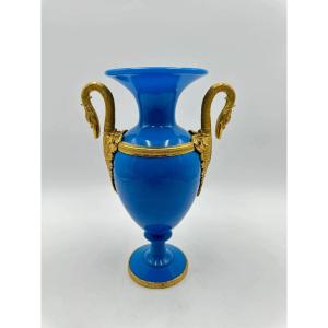Charles X Vase à deux anses en opaline et bronze doré