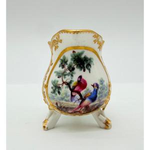 Pot à lait en porcelaine de Vincennes décoré d'oiseaux exotiques.