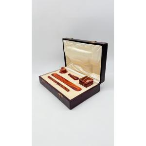 ENSEMBLE DE BUREAU EN AGATE DU XIXe SIÈCLE DANS UN ÉTUI EN CUIR 