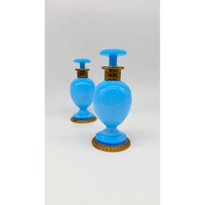 Paire de flacons à parfum en opaline bleu azur et bronze doré, époque Charles X 