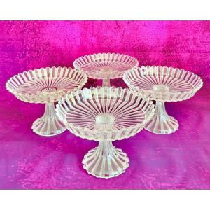 Ensemble de coupes sur piédestal en cristal dépoli et moulé Baccarat, signé