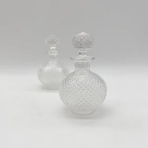 PAIRE DE FLACONS À PARFUM EN CRISTAL MOULÉ TAILLÉ À POINTE DE DIAMANT, BACCARAT, FIN XIXe
