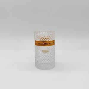 BOÎTE EN CRISTAL DE BACCARAT MOULÉ TAILLÉ ET MONTURE EN BRONZE DORÉ, ÉPOQUE CHARLES X