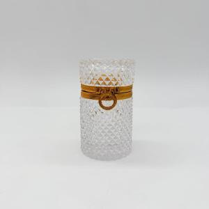 BOÎTE EN CRISTAL DE BACCARAT MOULÉ TAILLÉ ET MONTURE EN BRONZE DORÉ, ÉPOQUE CHARLES X