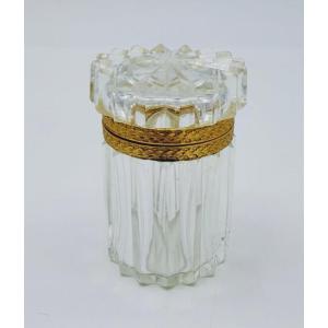 FLACON CYLINDRIQUE EN CRISTAL MOULÉ TAILLÉ ET MONTURE EN BRONZE DORÉ, ÉPOQUE CHARLES X / RESTAU