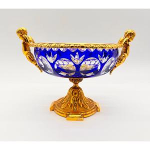 Coupe centrale en verre de Bohême doublé, dotée d'anses en forme de chérubins