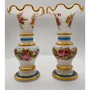 Paire de vases floraux en opaline, attribués à Jean François Robert pour Baccarat