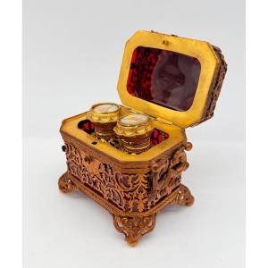 NÉCESSAIRE À PARFUM EN VERRE ROUGE RUBIS À MONTURE FILIGRANÉE ET SOUVENIRS DE PARIS, CHARLES X