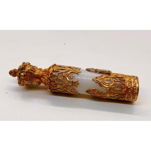 FLACON À PARFUM DE POCHE EN OPALINE BLANCHE À MONTURE NEOGOTHIQUE EN LAITON DORE