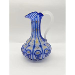 AIGUIÈRE EN CRISTAL DOUBLÉ BLEU DE COBALT À DÉCOR FLORAL ET DORÉ BOHÊME POUR LE MARCHE OTTOMAN