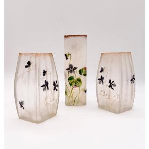 GARNITURE DE DEUX VASES MEPLAT ET UN VASE CYLINDRIQUE ART NOUVEAU À DÉCOR DE VIOLETTES, DAUM