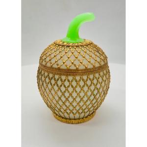 BONBONNIÈRE EN OPALINE BLANCHE À RÉSILLE DE LAITON DORÉ ET PEDONCULE EN OURALINE