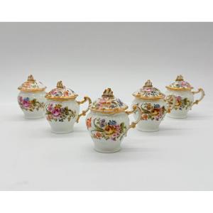SUITE DE CINQ POTS À CRÈME EN PORCELAINE DE LIMOGES À DÉCOR FLORAL POLYCHROME ET DORURE