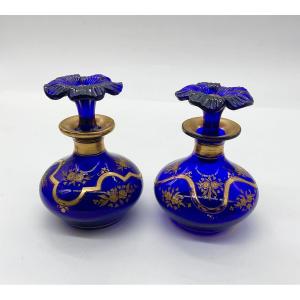 PAIRE DE FLACONS À PARFUM EN CRISTAL BLEU COBALT À DÉCOR FLORAL DORÉ ET BOUCHONS EN FLEUR