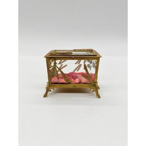 COFFRET À BIJOUX RECTANGULAIRE ART NOUVEAU EN LAITON DORÉ ET VERRE BISEAUTÉ, VERS 1900