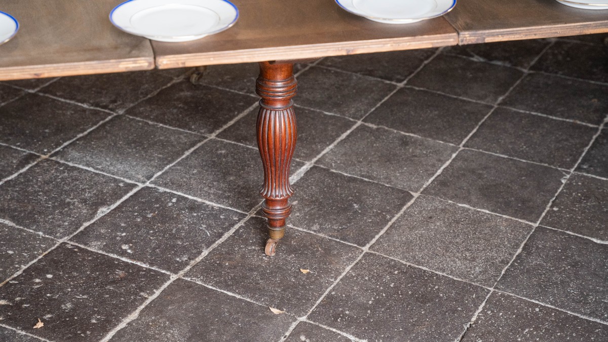 Important Mid-19th Century Mahogany Dining Table -photo-2