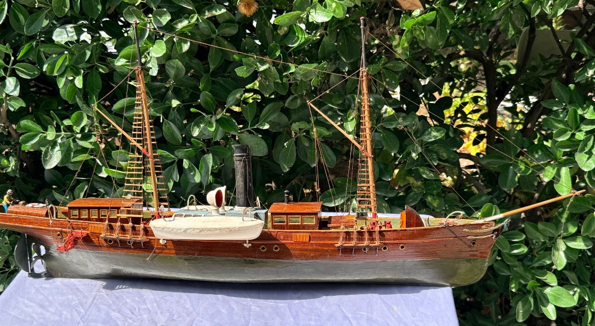 Yacht à voile modèle réduit 
