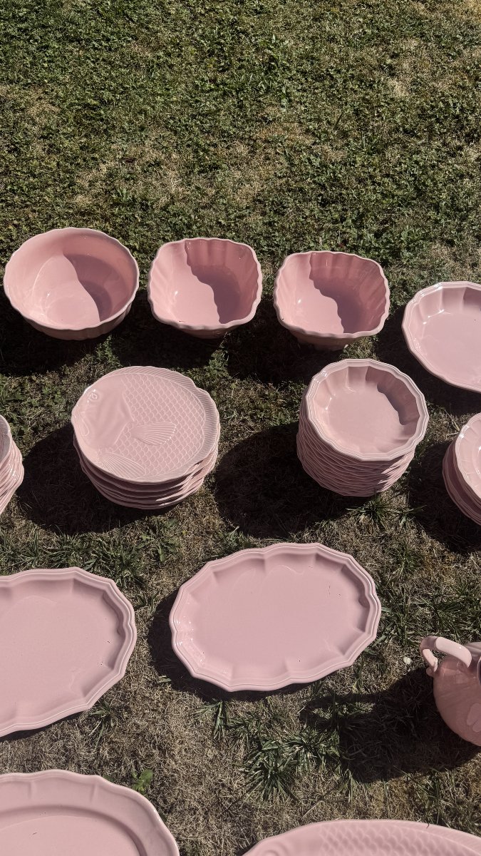 Service de table en faïence rose de 200 pièces à décor de poissons -photo-1