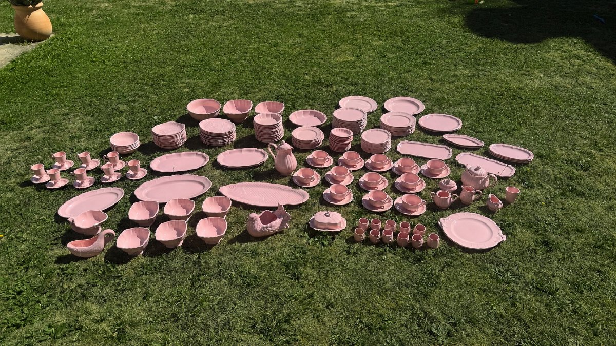 Service de table en faïence rose de 200 pièces à décor de poissons 