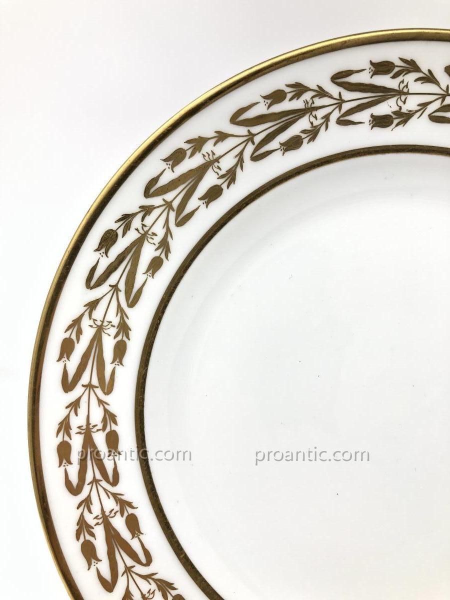 Paire d'Assiettes En Porcelaine De Sèvres à décor doré de frises de feuillages-photo-2