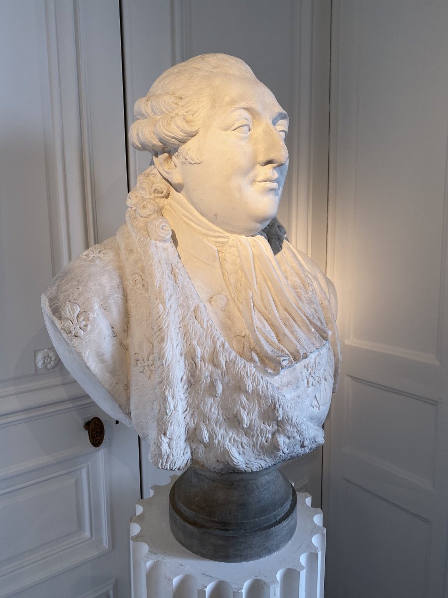 Grand Buste En Plâtre Figurant Le Roi Louis XVI Et Son Socle Colonne. -photo-2