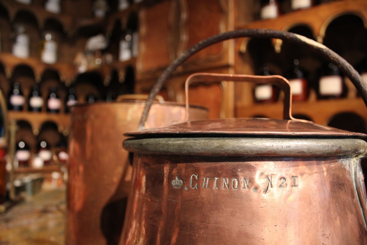 Large Copper Casserole Dish With Handle And Its  Cover From The Château De Chinon-photo-1