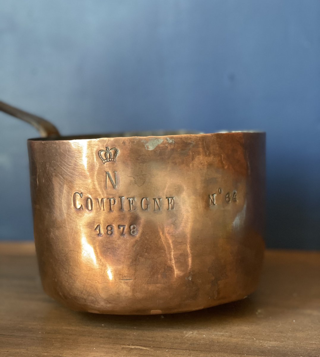 Petite casserole avec bec verseur en Cuivre provenant du Château de Compiègne