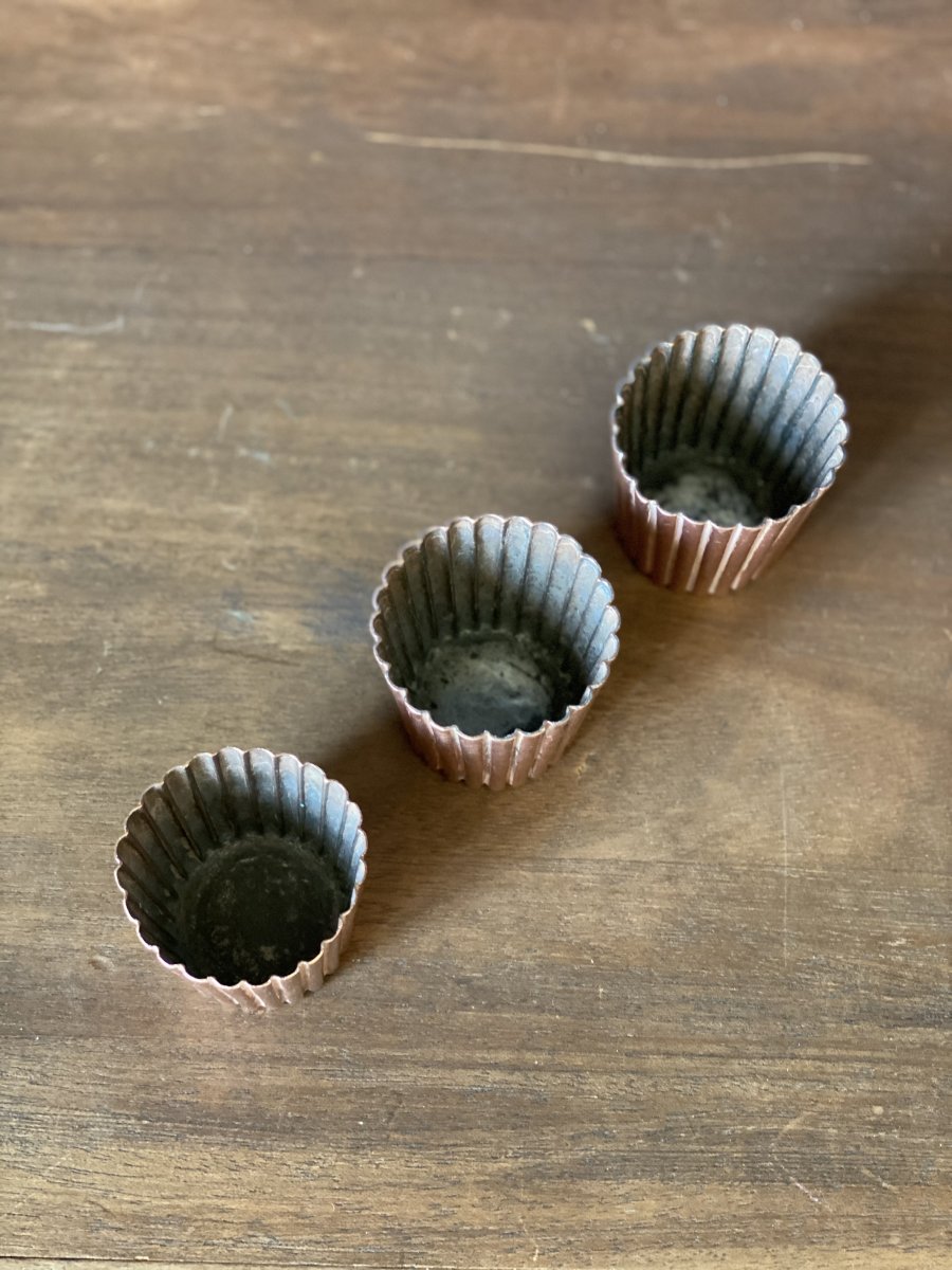 Ensemble de trois moules à cannelés en Cuivre monogrammés sous couronne princière-photo-3