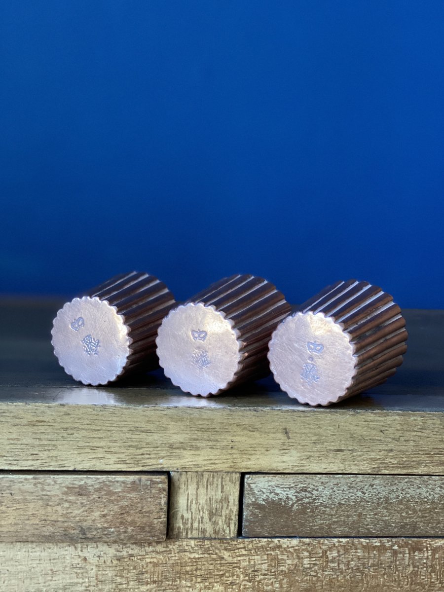 Ensemble de trois moules à cannelés en Cuivre monogrammés sous couronne princière-photo-1