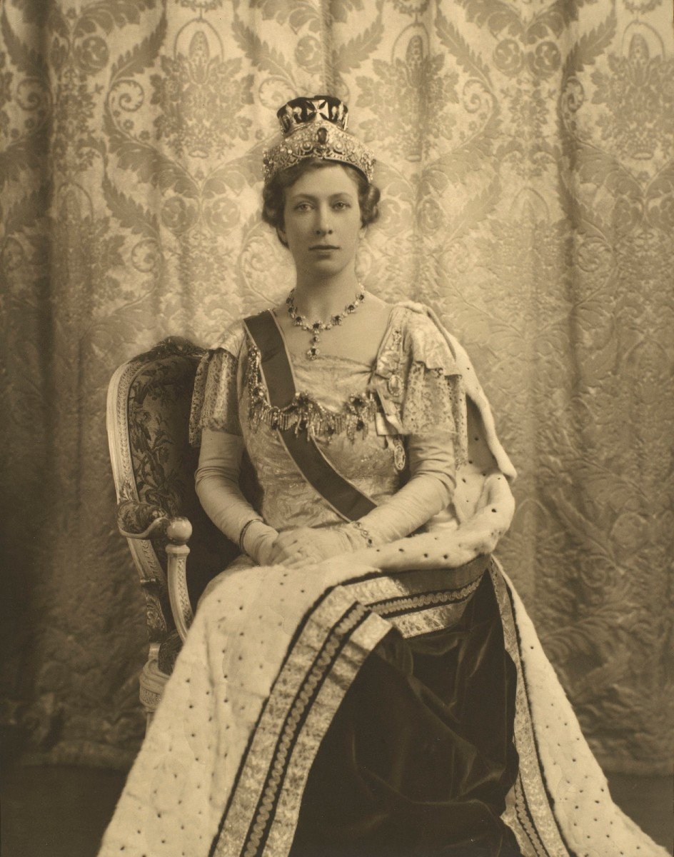 A Royal Silver & Enamel Notepad Having Belonged To Mary, Countess Of Harewood-photo-1