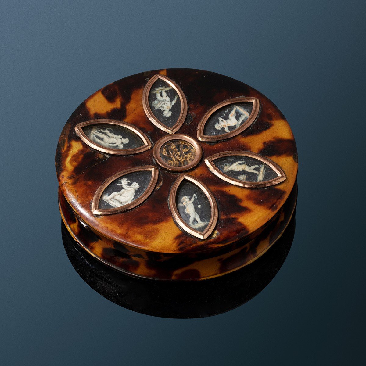 Boite ronde En écaille de La Fin Du XVIIIe Siècle Ornée De Miniatures En Grisaille attribuées à Sauvage