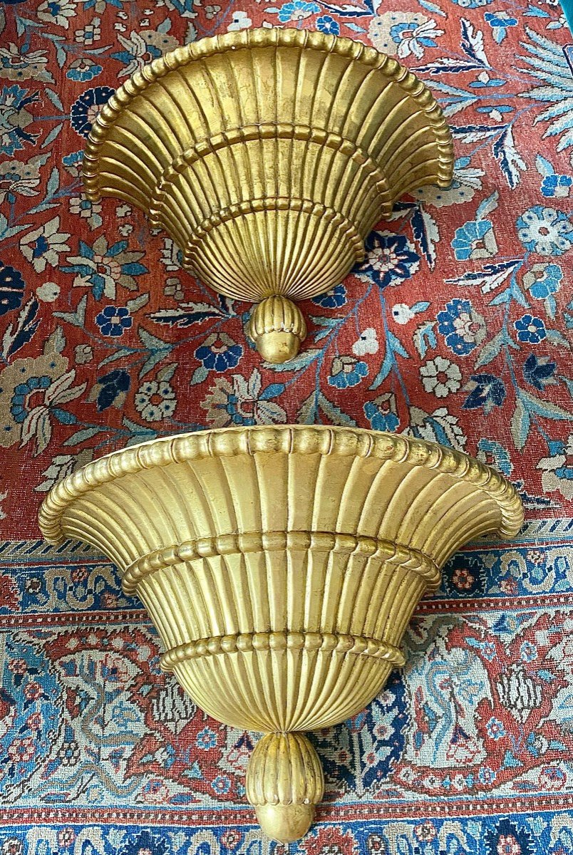 Paire De Larges Consoles d'Appliques En Bois Doré De Style Louis XVI