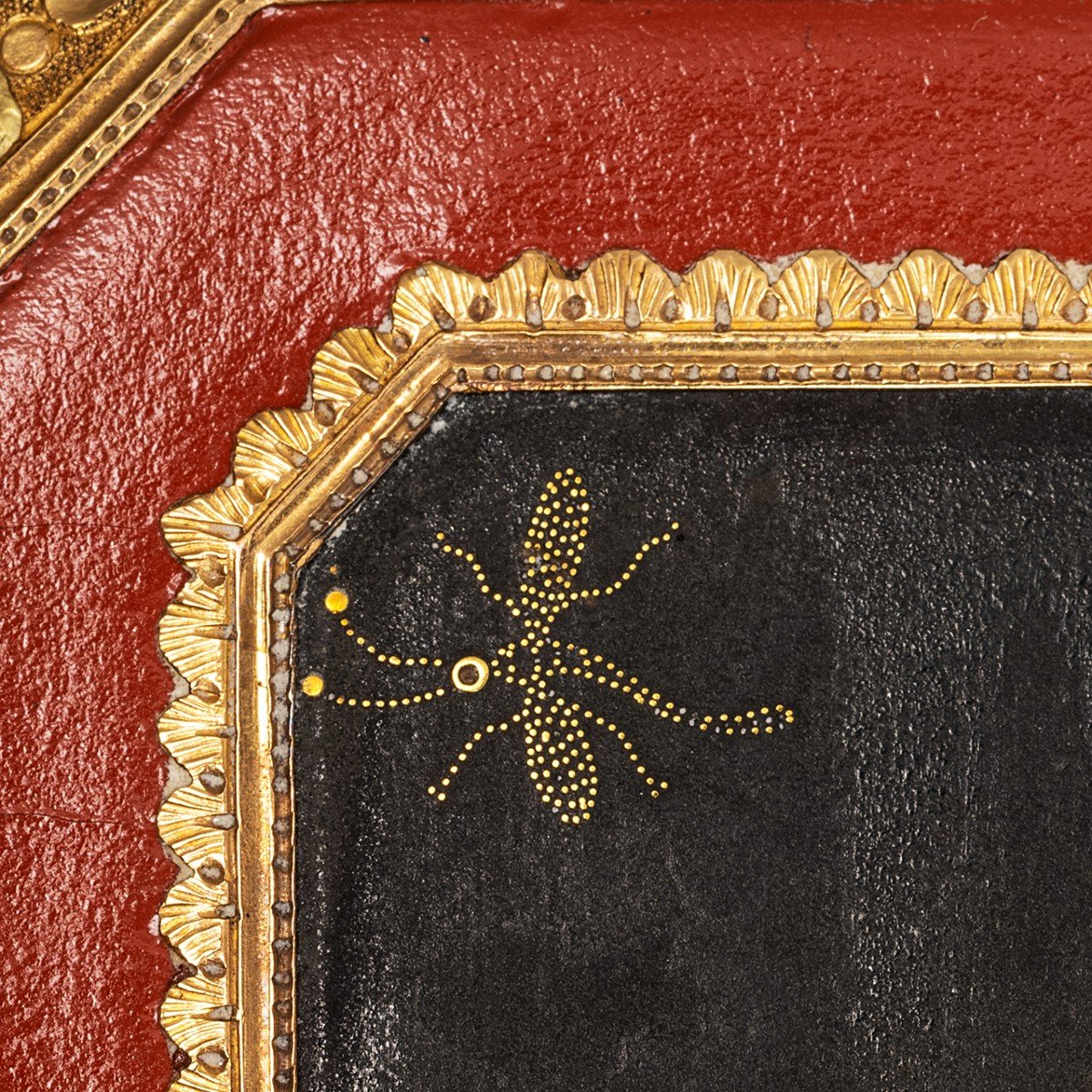 Gold, Lacquer And "piqué d'Or" Snuffbox By Louis Roucel, Paris, 1775-1776-photo-1