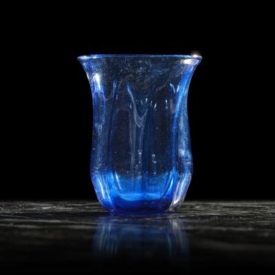 GOBELET EN VERRE MOULÉ BLEU DE COBALT, AUTRICHE, DÉBUT DU XIXE SIÈCLE