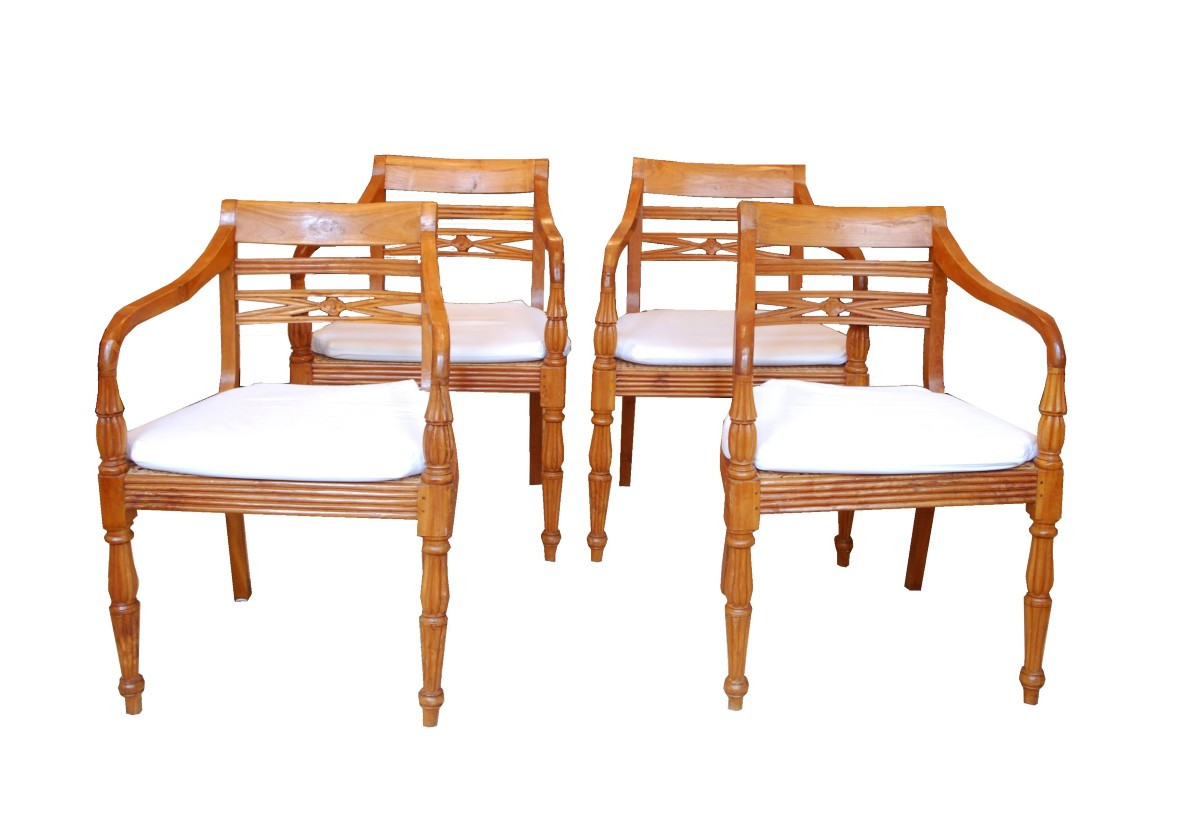 Quatre Fauteuils Identiques Frêne Massif Avec Dossier Légèrement Incliné Et Accoudoirs Sculptés