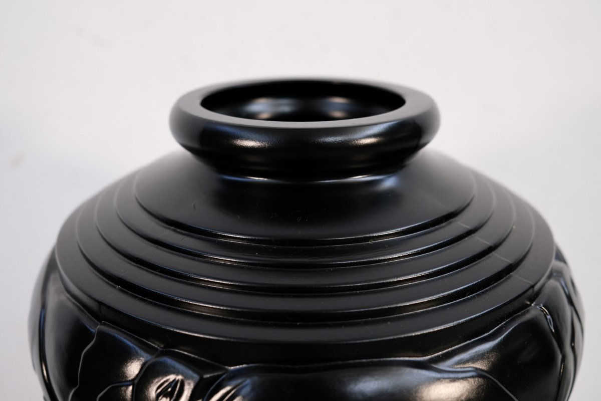 Art Deco Vase With Lions By Pierre D’avesn, Made Of Satin-finished Black Pressed Glass, Decorated With A Frieze -photo-1