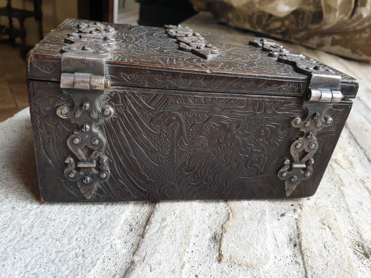 Haute Epoque Style Embossed Leather Box-photo-1