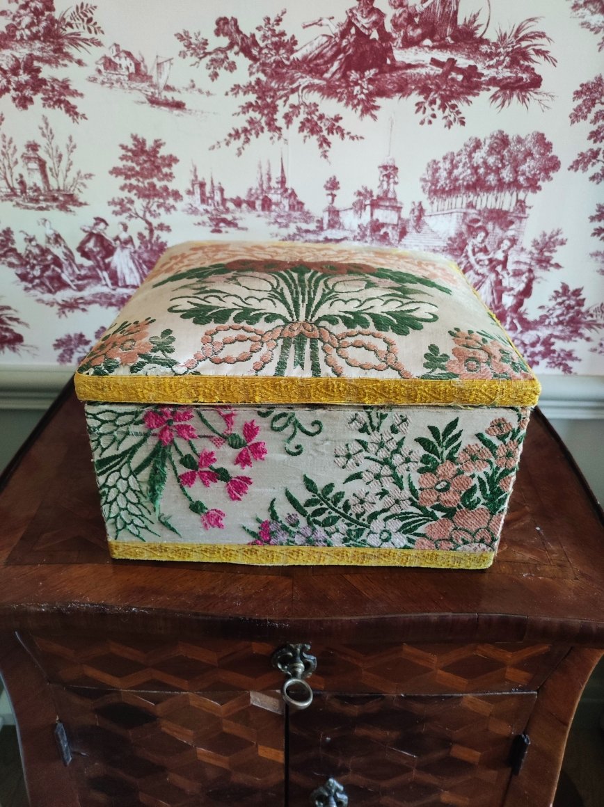 Antique Box Covered With 18th Century Silk-photo-2