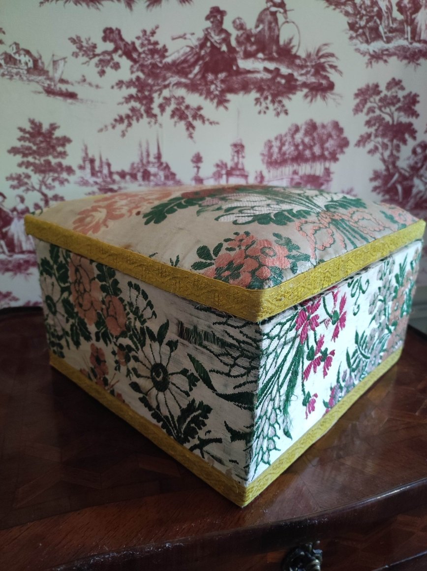 Antique Box Covered With 18th Century Silk-photo-3