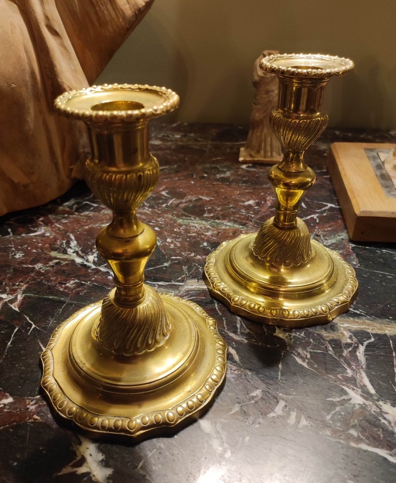 Paire de bougeoirs "bouts de table" d'époque Régence