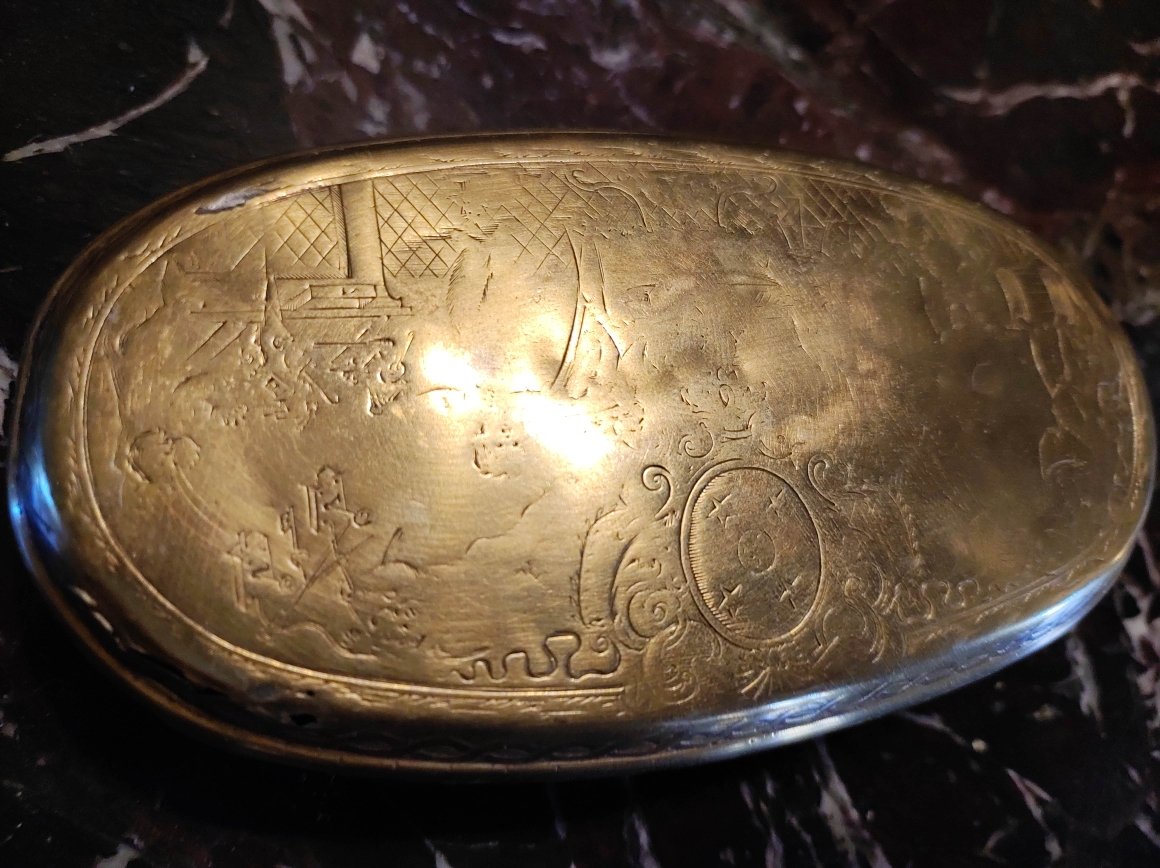 18th Century Chased Brass Snuffbox-photo-2
