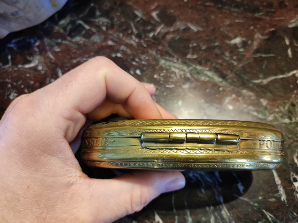 18th Century Chased Brass Snuffbox-photo-4