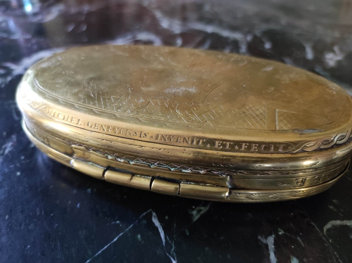 18th Century Chased Brass Snuffbox-photo-1